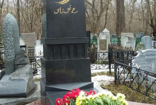 Возложение цветов на могилу поэта